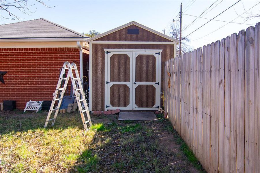 Exterior details and patio area of a home in , Brownwood (Image 20).
