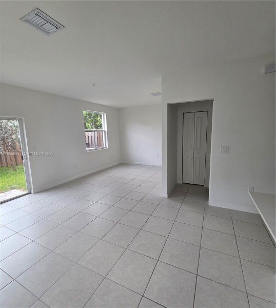 Spacious, unfurnished interior of a new home in , Coral Springs (Image 14).
