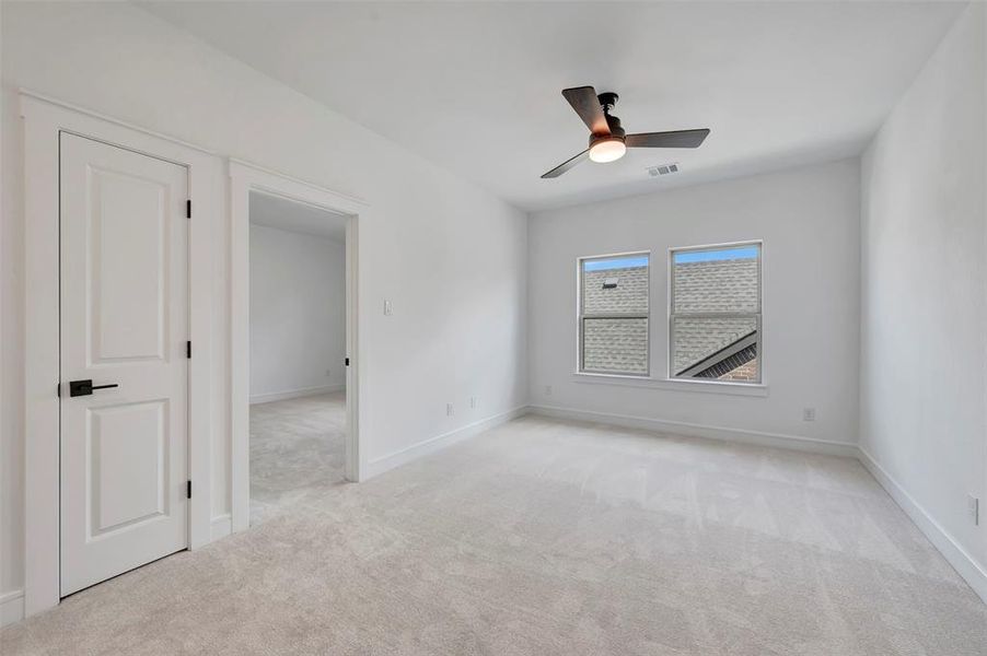 Spacious, unfurnished interior of a new home in Heath Golf & Yacht Villas, Heath (Image 11).