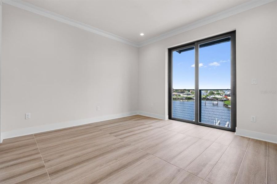 Spacious, unfurnished interior of a new home in , Apollo Beach (Image 16).