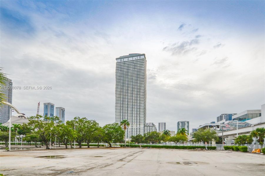 Condo located in Miami, FL showcasing its design and architecture (Image 20).
