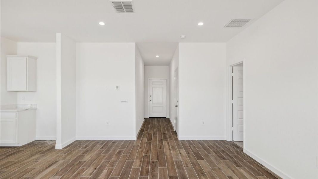 Spacious, unfurnished interior of a new home in Entrada Del Oro, Gold Canyon (Image 18).