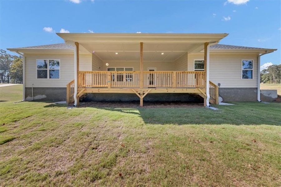 Exterior details and patio area of a home in Tuscany Hills, Douglasville (Image 25).