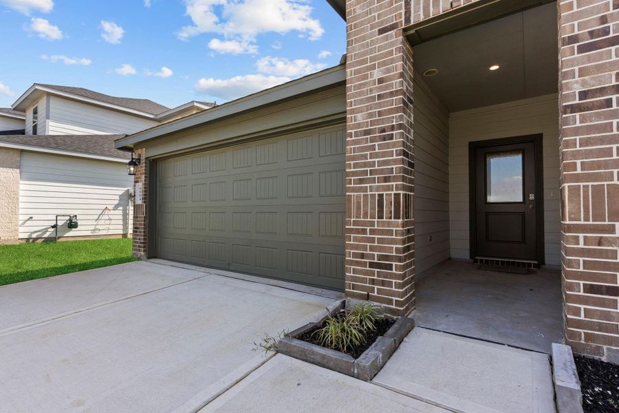Exterior details and patio area of a home in Evergreen, Rosenberg (Image 4).