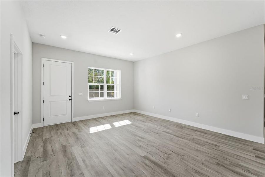 Spacious, unfurnished interior of a new home in , Ocala (Image 15).