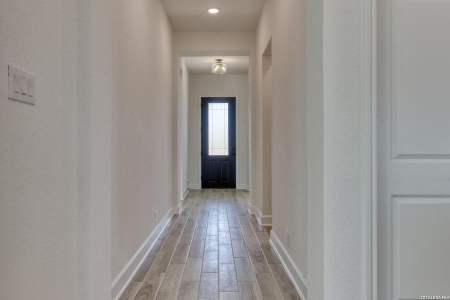 Spacious, unfurnished interior of a new home in Waldsanger, New Braunfels (Image 13).