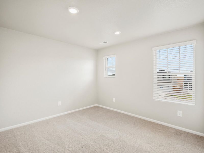 Spacious, unfurnished interior of a new home in Lake Bluff, Greeley (Image 10).