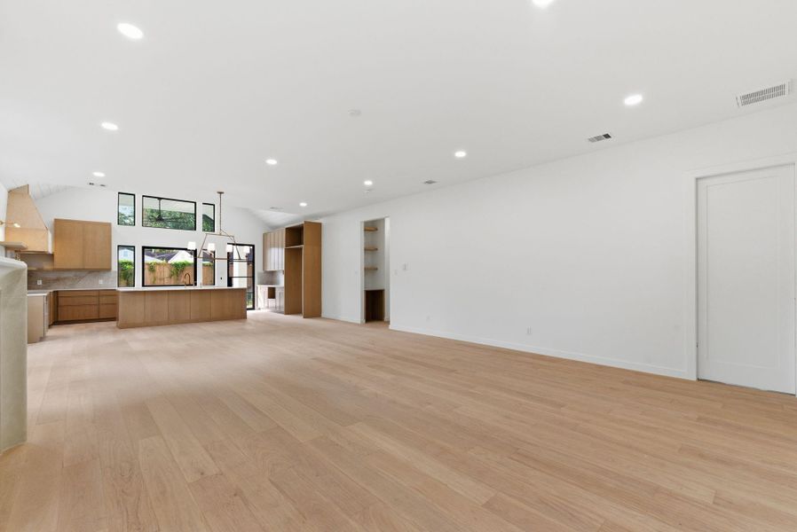 Spacious, unfurnished interior of a new home in , Houston (Image 23).