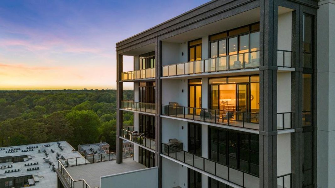 Condo located in Atlanta, GA showcasing its design and architecture (Image 41).