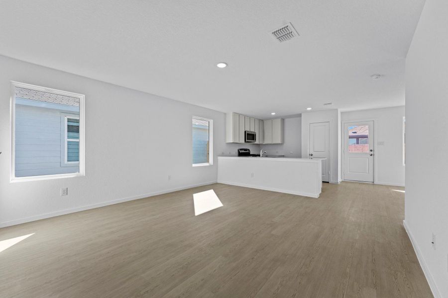 Spacious, unfurnished interior of a new home in Friendship Oaks, Fredericksburg (Image 13).