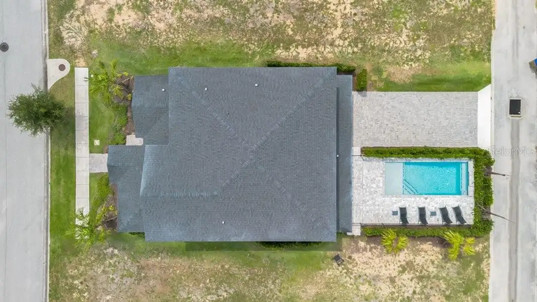 Exterior details and patio area of a home in , Reunion (Image 3).