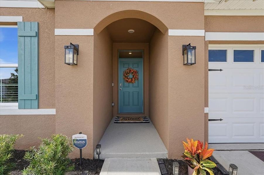 Exterior details and patio area of a home in Eden Hills, Lake Alfred (Image 23).
