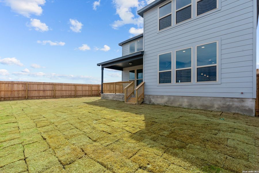 Exterior details and patio area of a home in Horizon Ridge, San Antonio (Image 3).