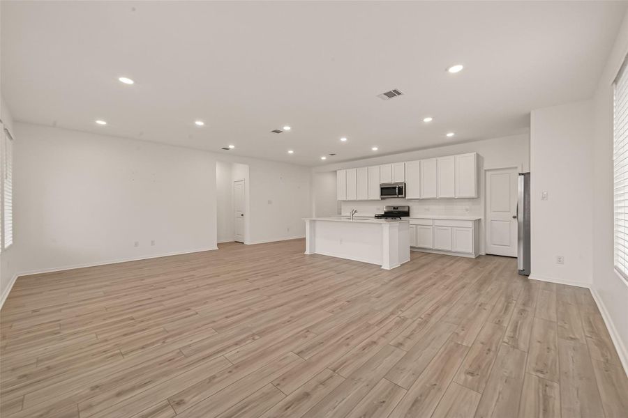 Spacious, unfurnished interior of a new home in Sunterra, Katy (Image 30).