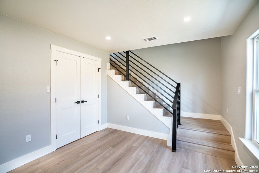 Spacious, unfurnished interior of a new home in , Kerrville (Image 19).