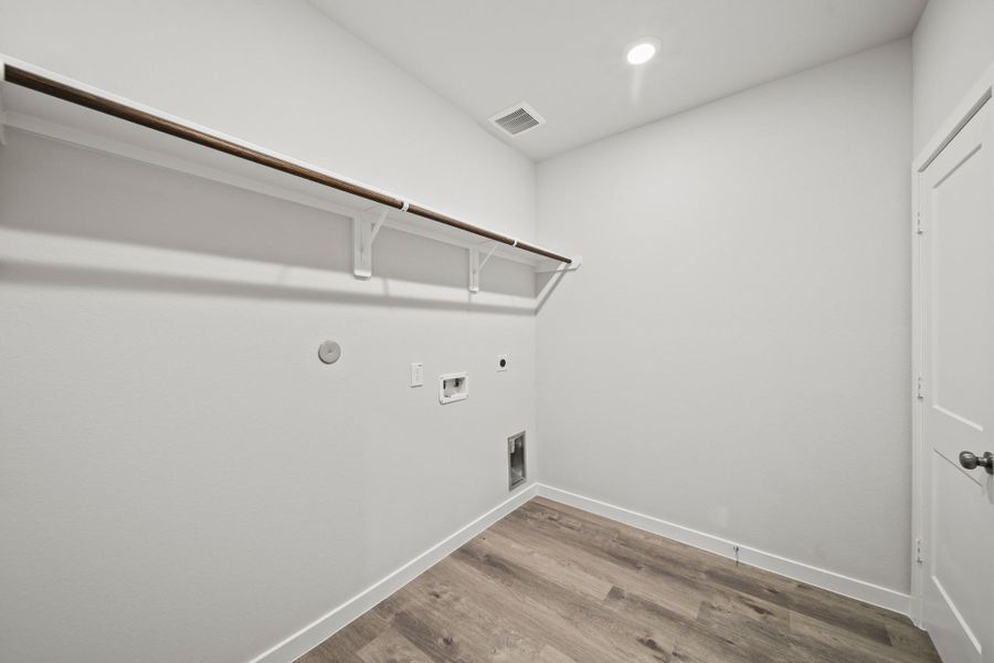 Spacious, unfurnished interior of a new home in Riverwood Ranch, Angleton (Image 8).