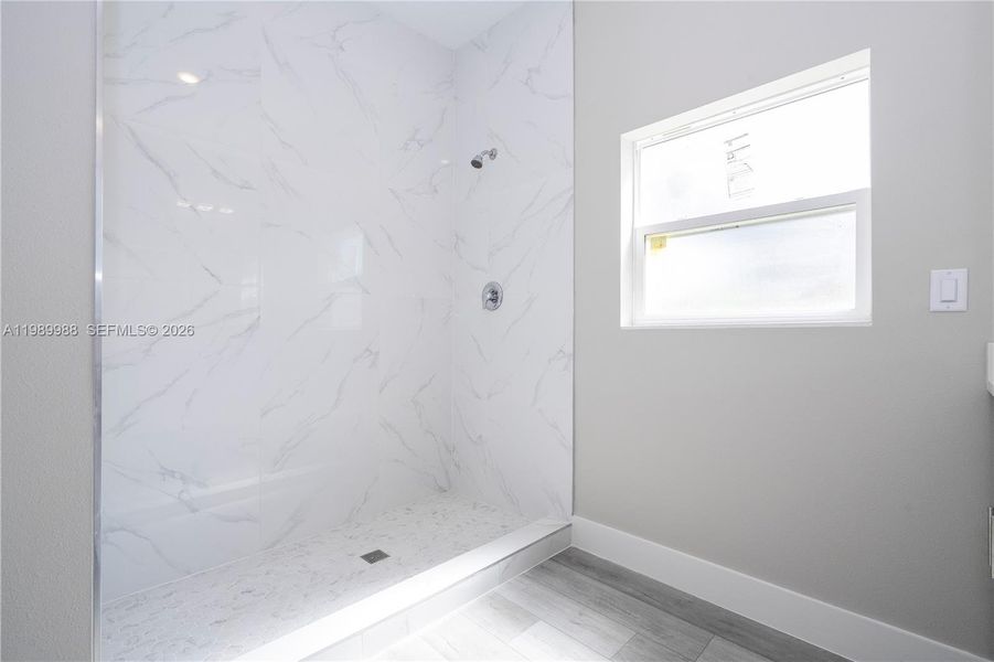 Spacious, unfurnished interior of a new home in , Sebring (Image 23).