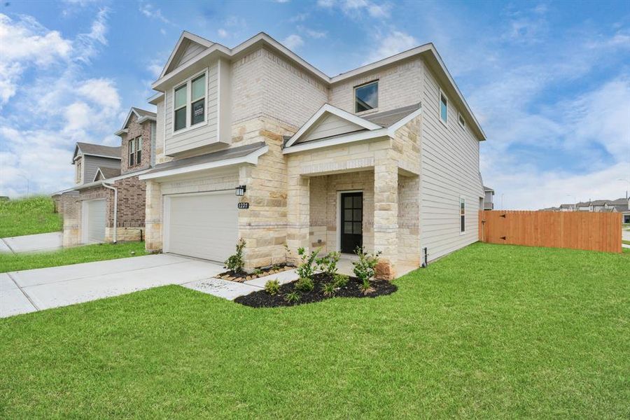 This beautiful home features a spacious lawn, perfect for barbecues, games, or just relaxing in the sunshine. *This image is from another Saratoga Home with similar floor plan and finishes, not the Brittany floorplan.*