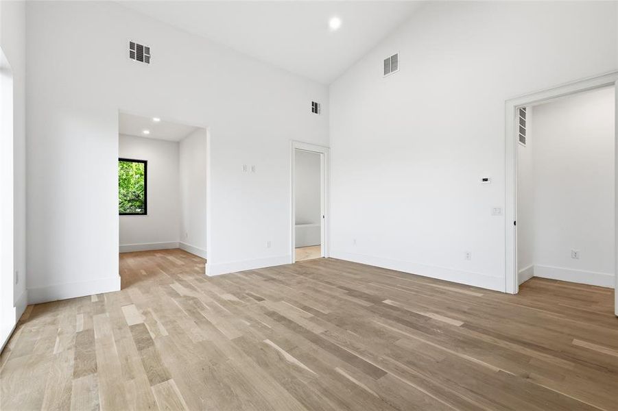 Spacious, unfurnished interior of a new home in , Dallas (Image 18).