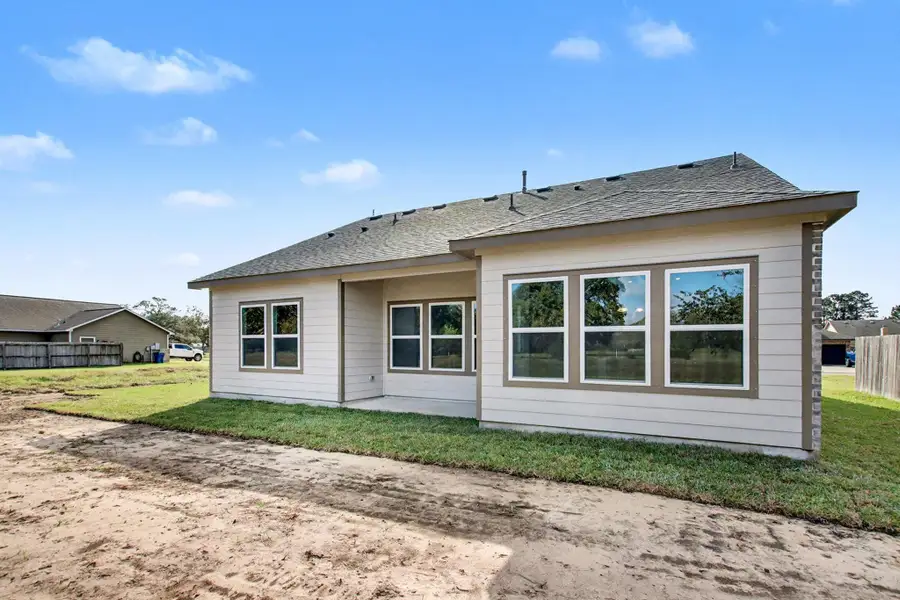 Exterior details and patio area of a home in Columbia Lakes, West Columbia (Image 4).