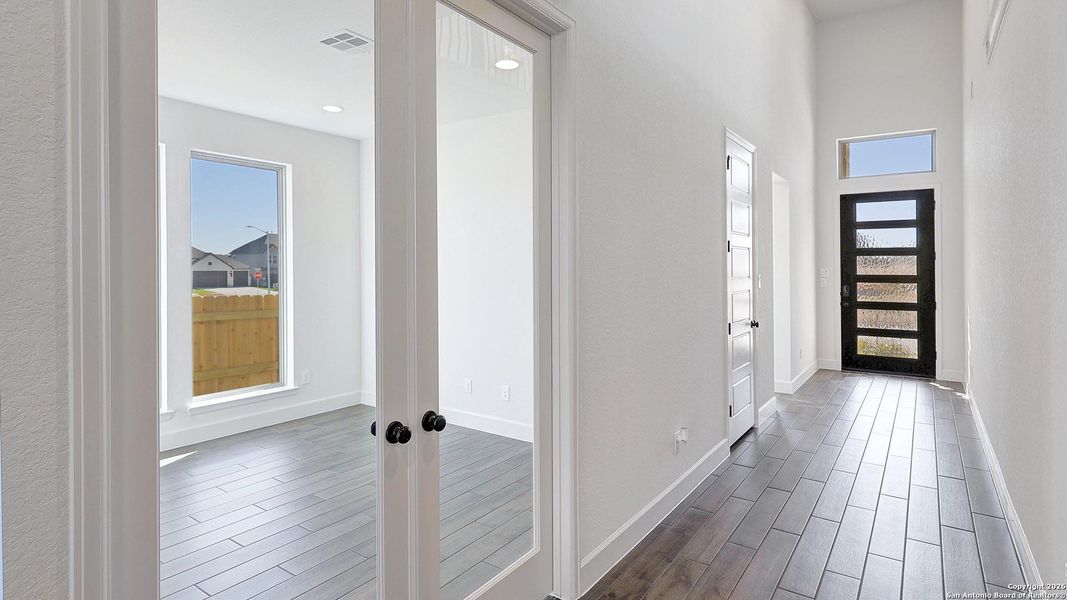 Spacious, unfurnished interior of a new home in Corley Farms 50', Boerne (Image 18).
