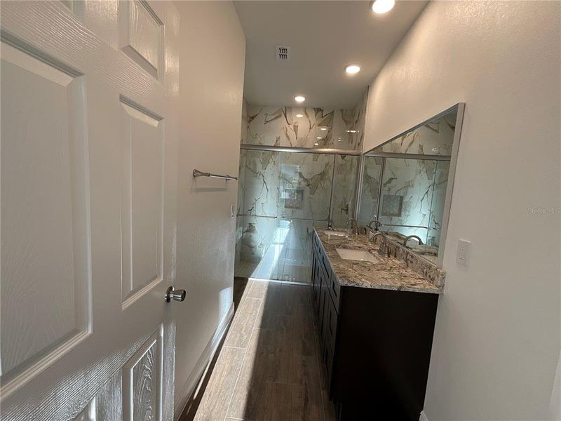 Furnished interior view inside a new home in , Orlando (Image 7).