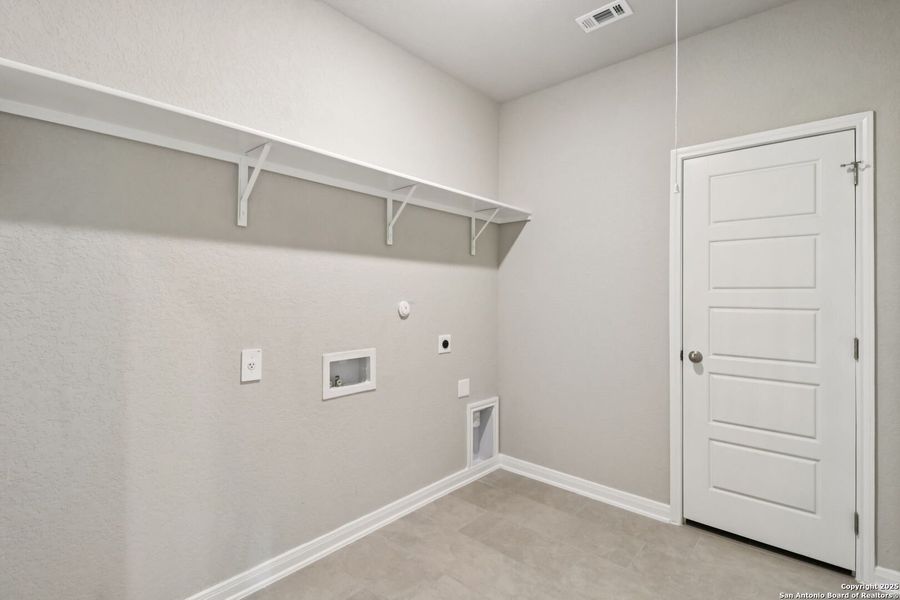 Spacious, unfurnished interior of a new home in Catalina, Converse (Image 18).