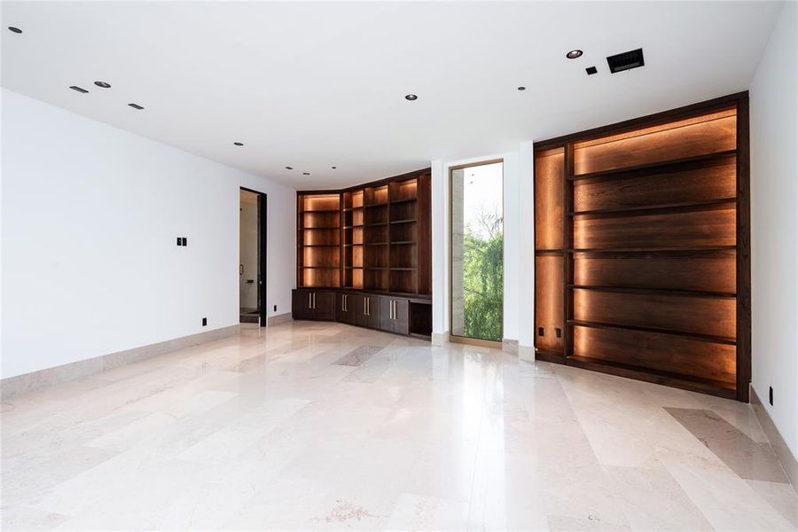 Spacious, unfurnished interior of a new home in , Dallas (Image 18).