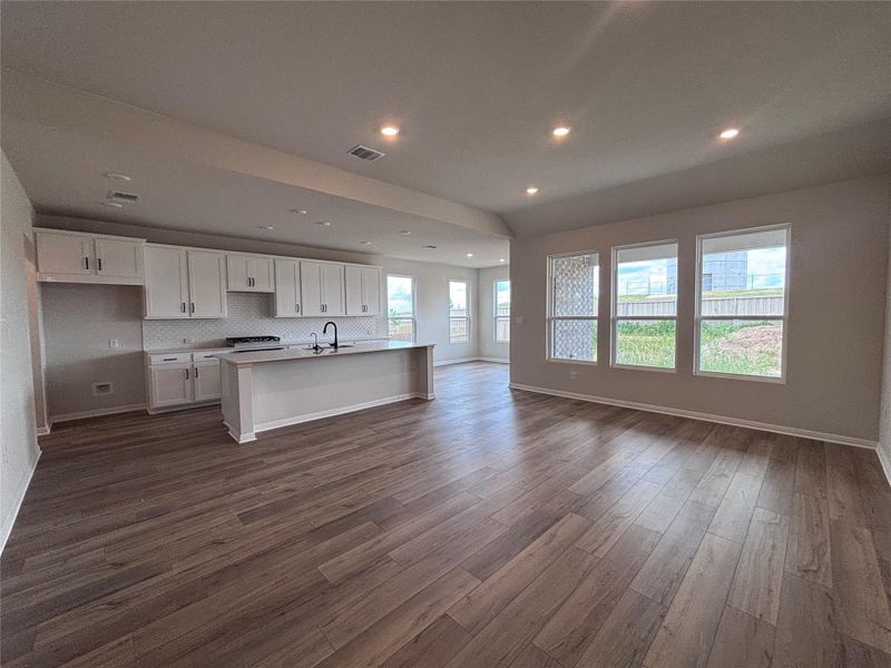 Spacious, unfurnished interior of a new home in The Colony, Bastrop (Image 17).