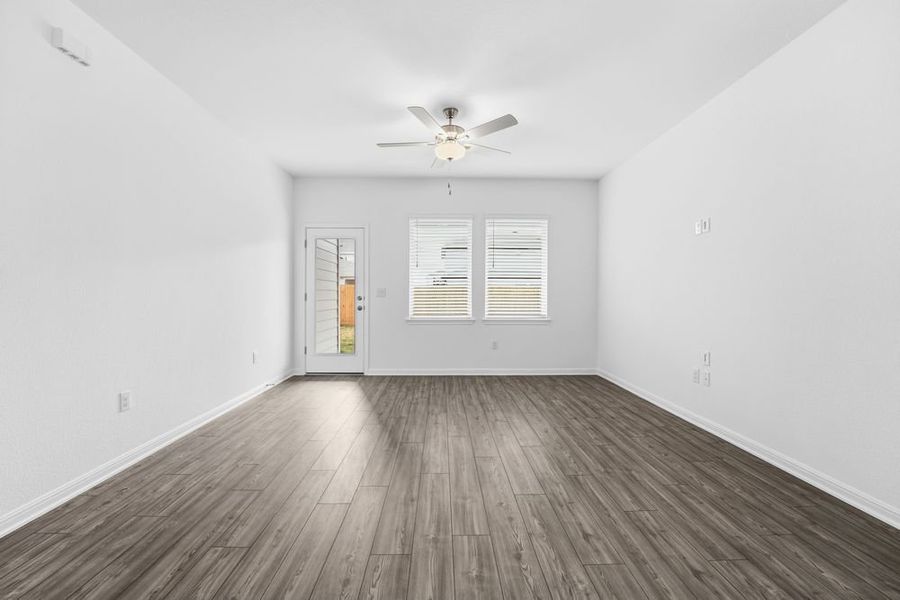 Spacious, unfurnished interior of a new home in Longview 40s, Del Valle (Image 10).