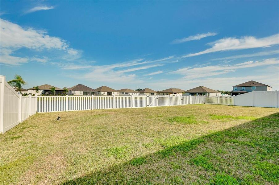 Exterior details and patio area of a home in , Bradenton (Image 4).
