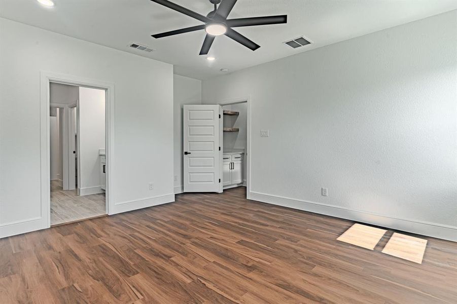 Spacious, unfurnished interior of a new home in , Granbury (Image 33).