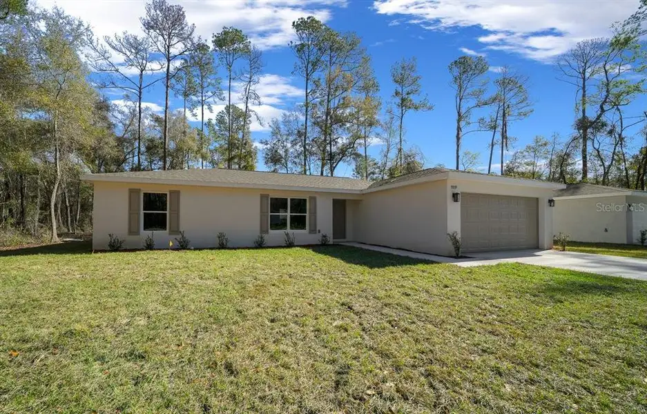 Exterior details and patio area of a home in , Citrus Springs (Image 4).