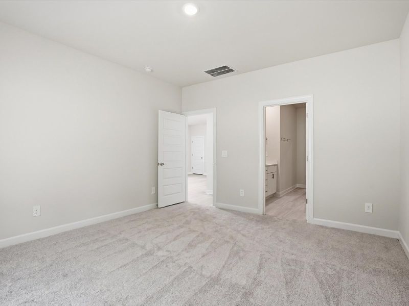 Spacious, unfurnished interior of a new home in Brayfield Manor - Heritage Collection, Wellford (Image 17).