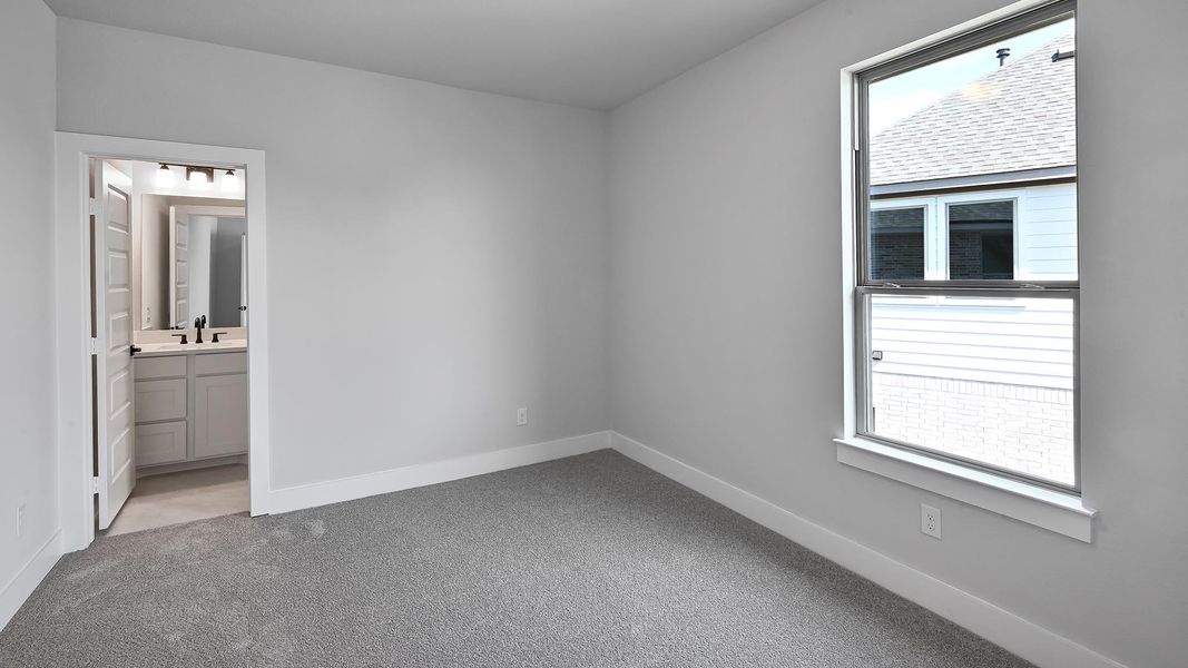 Spacious, unfurnished interior of a new home in 6 Creeks 50', Kyle (Image 14).