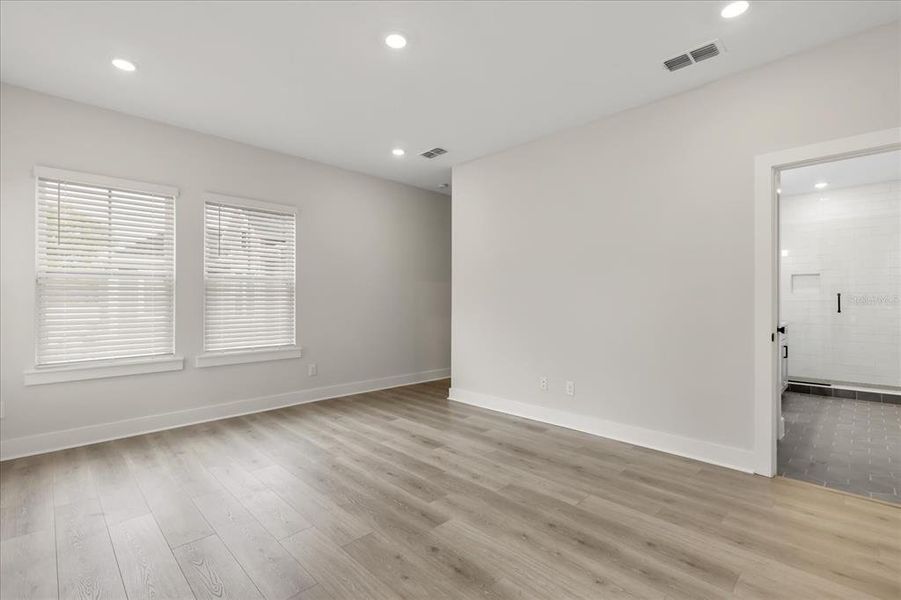 Spacious, unfurnished interior of a new home in , Orlando (Image 25).