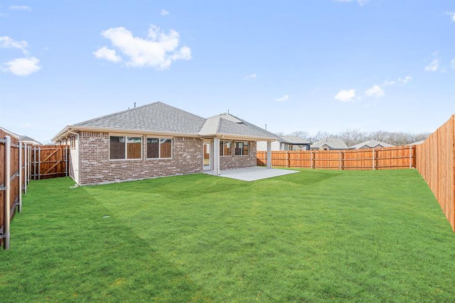 Exterior details and patio area of a home in Eagle Glen Elements, Alvarado (Image 4).