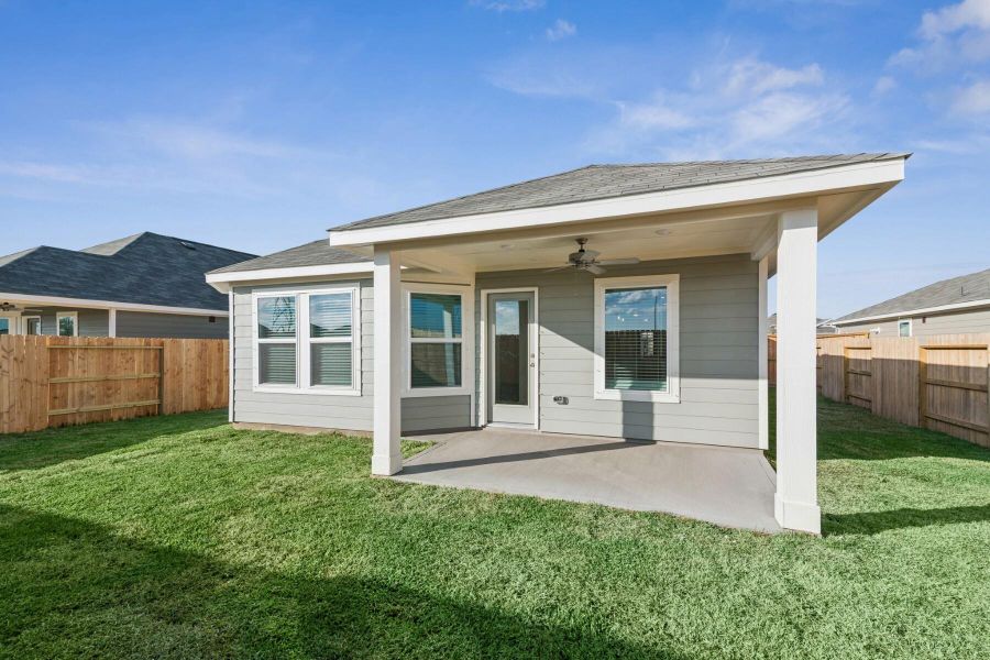 Exterior details and patio area of a home in Ambrose, La Marque (Image 4).