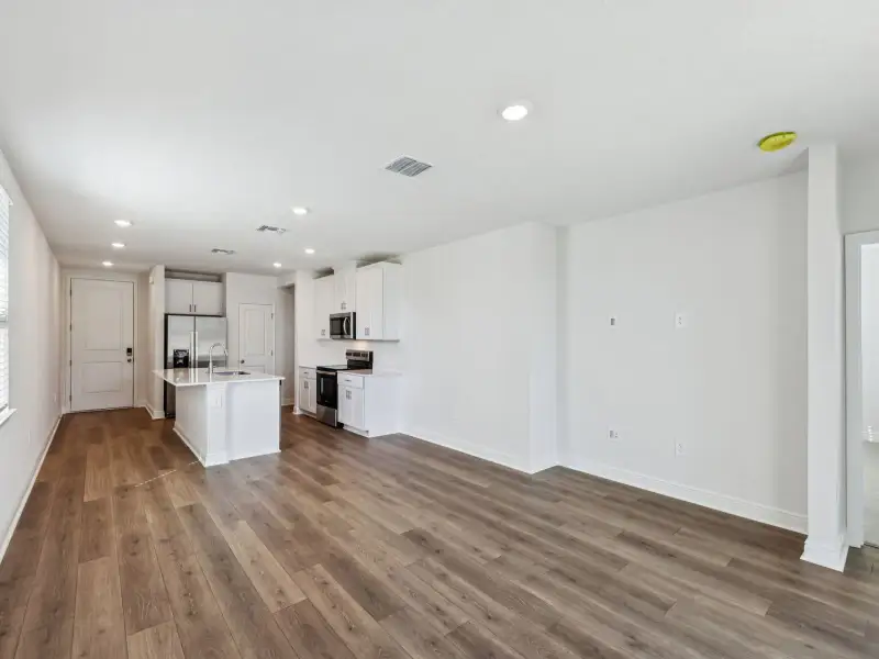 Spacious, unfurnished interior of a new home in Villamar - Classic Series, Winter Haven (Image 10).