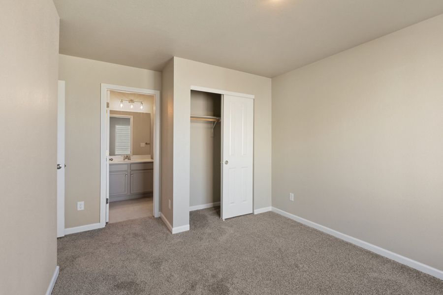 Spacious, unfurnished interior of a new home in Spring Valley, Longmont (Image 21).