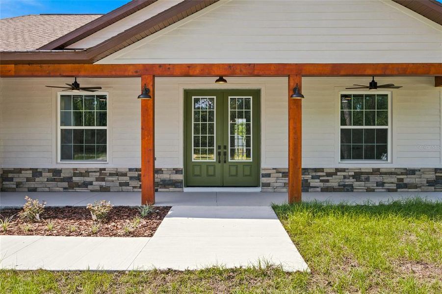 Exterior details and patio area of a home in , Dunnellon (Image 4).