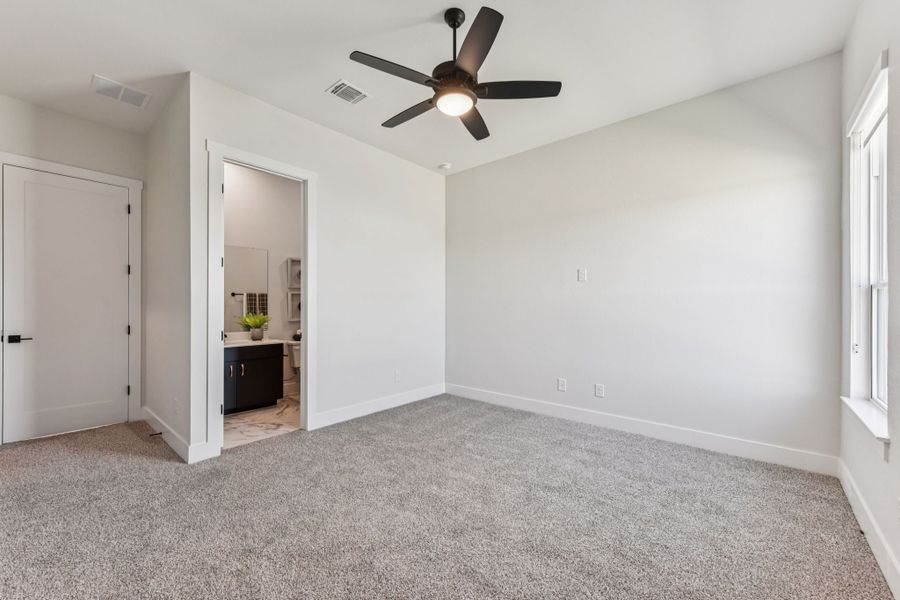 Spacious, unfurnished interior of a new home in Feathergrass, Florence (Image 74).