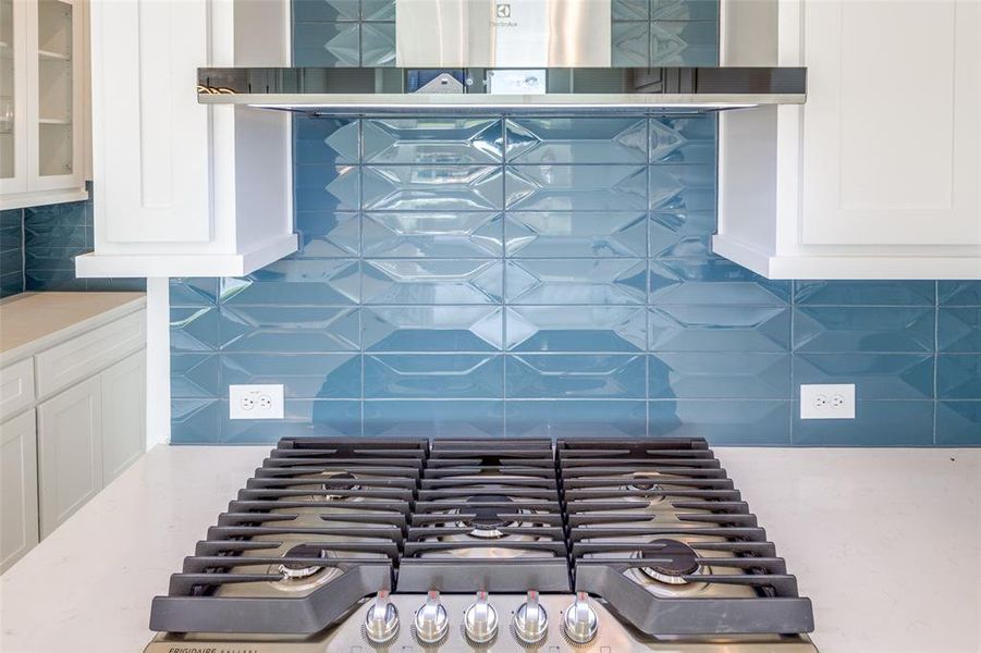 Dimensional backsplash and gas cooktop