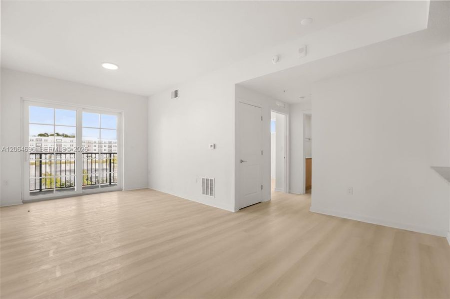 Spacious, unfurnished interior of a new home in , Orlando (Image 18).