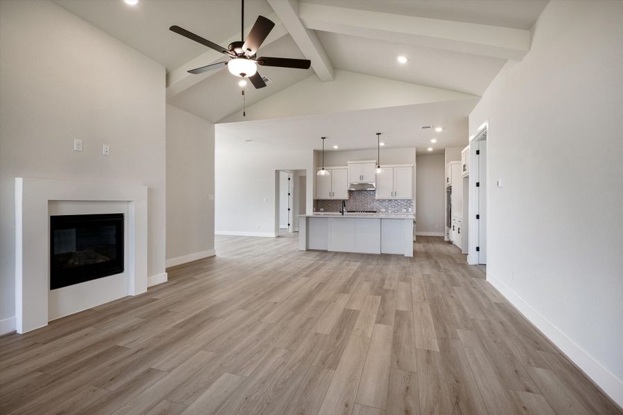 Spacious, unfurnished interior of a new home in Esperanza, Boerne (Image 18).