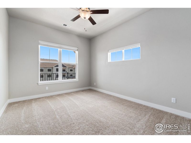 Primary bedroom w/ ceiling fan