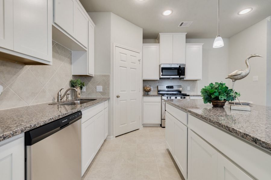 Representative furnished interior of a home built from the Floor Plan 1754 by Colina Homes in Grand Magnolia, Magnolia (Image 29). Representative furnished interior of a home built from the Floor Plan 1754 by Colina Homes in Grand Magnolia, Magnolia (Image 29).