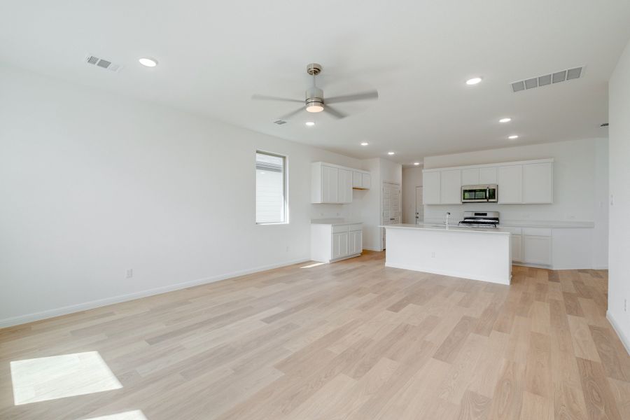 Spacious, unfurnished interior of a new home in Trinity Ranch, Elgin (Image 14).