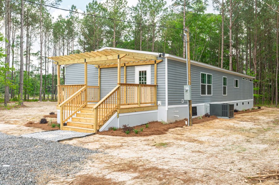 Exterior details and patio area of a home in , Eutawville (Image 17).