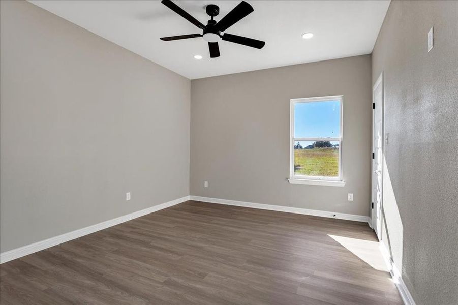 Unfurnished room featuring dark wood-style flooring, ceiling fan, and recessed lighting